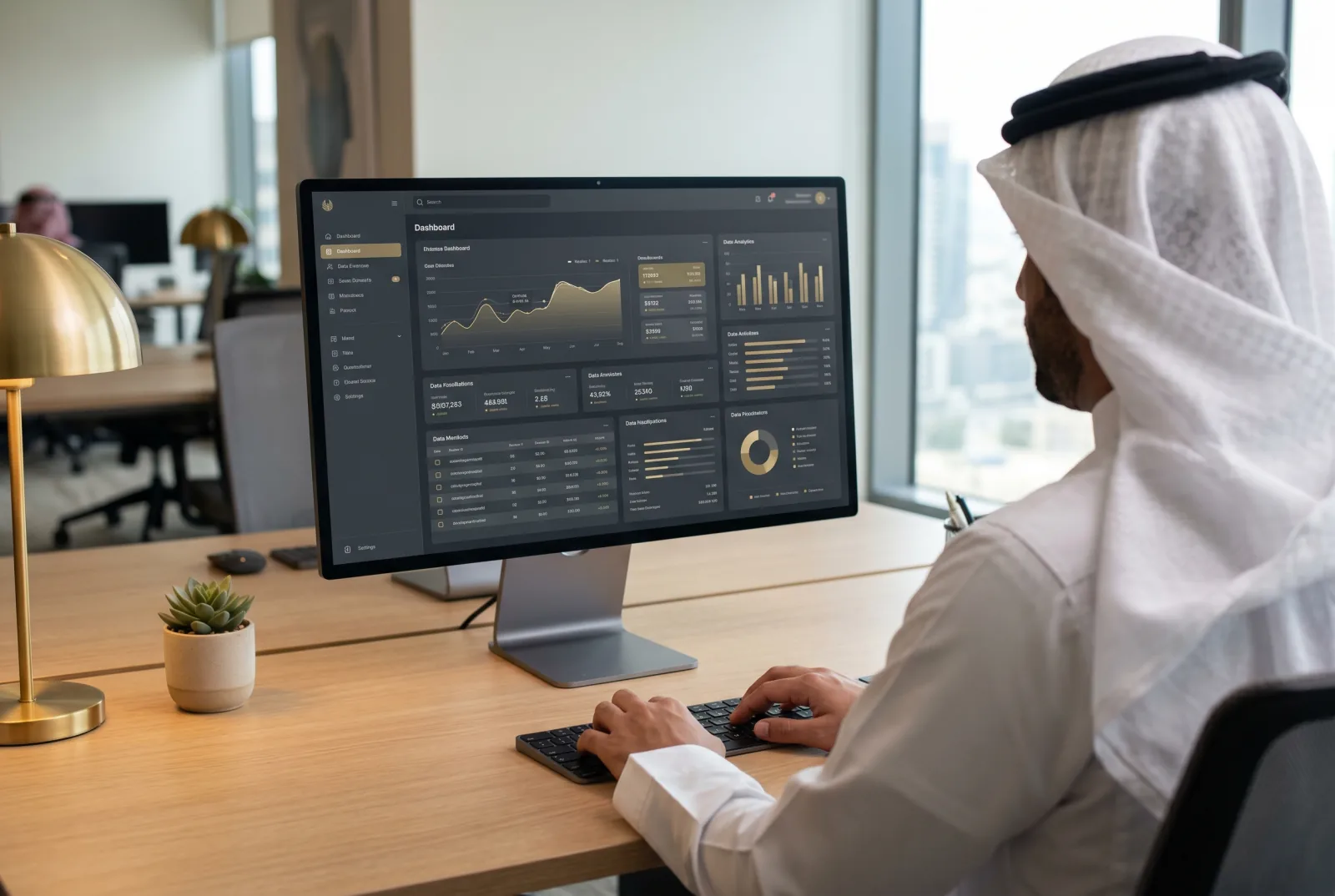 لوحة مؤشرات تشغيلية مفتوحة على الشاشة في مكتب بالرياض